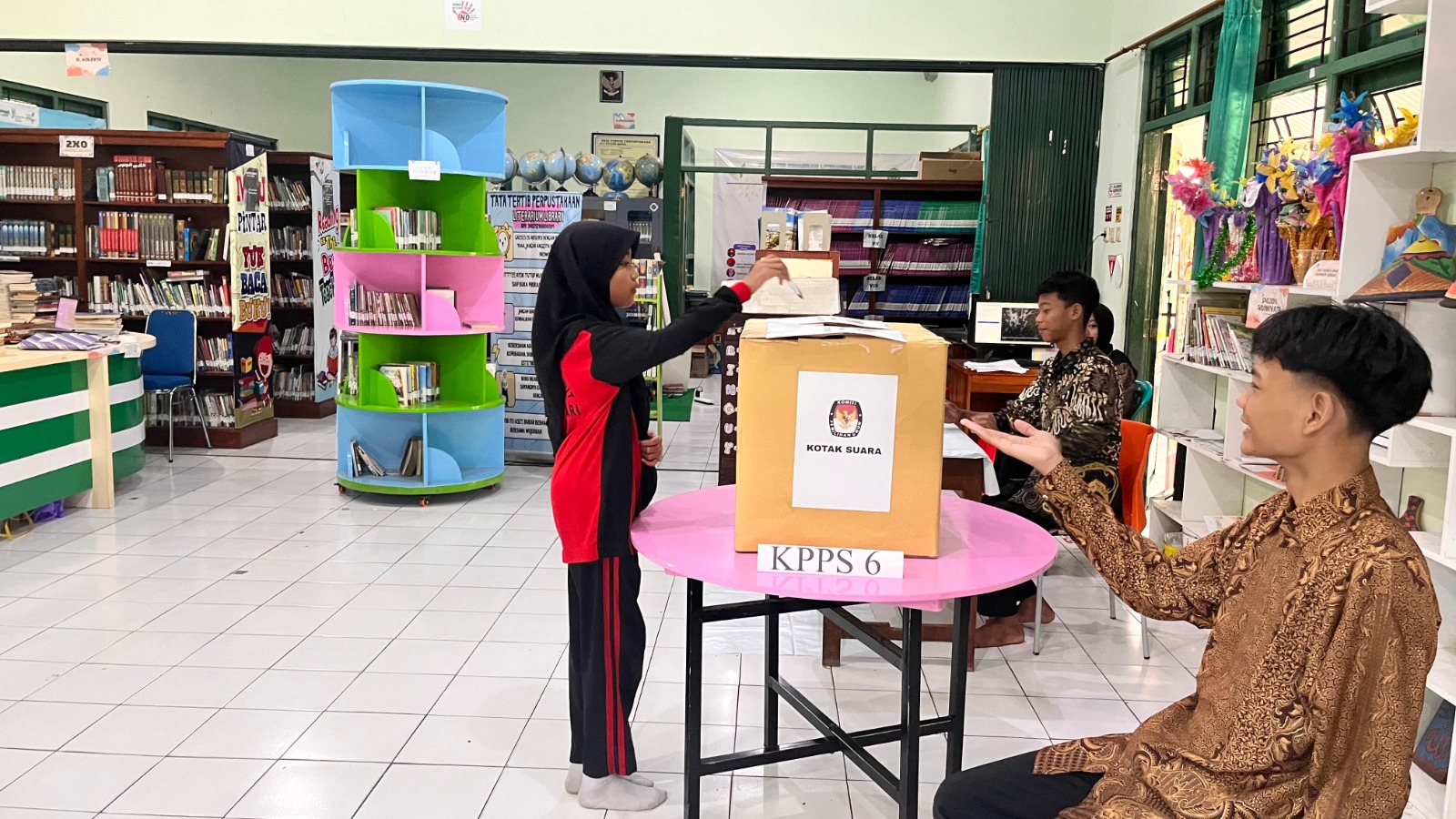 Jelajahi Dunia Lewat Kata: Keseruan Literasi Membaca pada Jumat Ceria di MTsN 9 Bantul